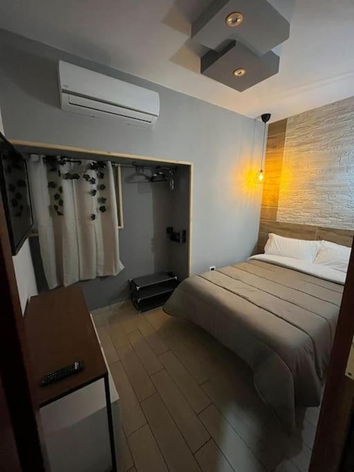 Napoli'S Little Bridges Guest House Bagian luar foto