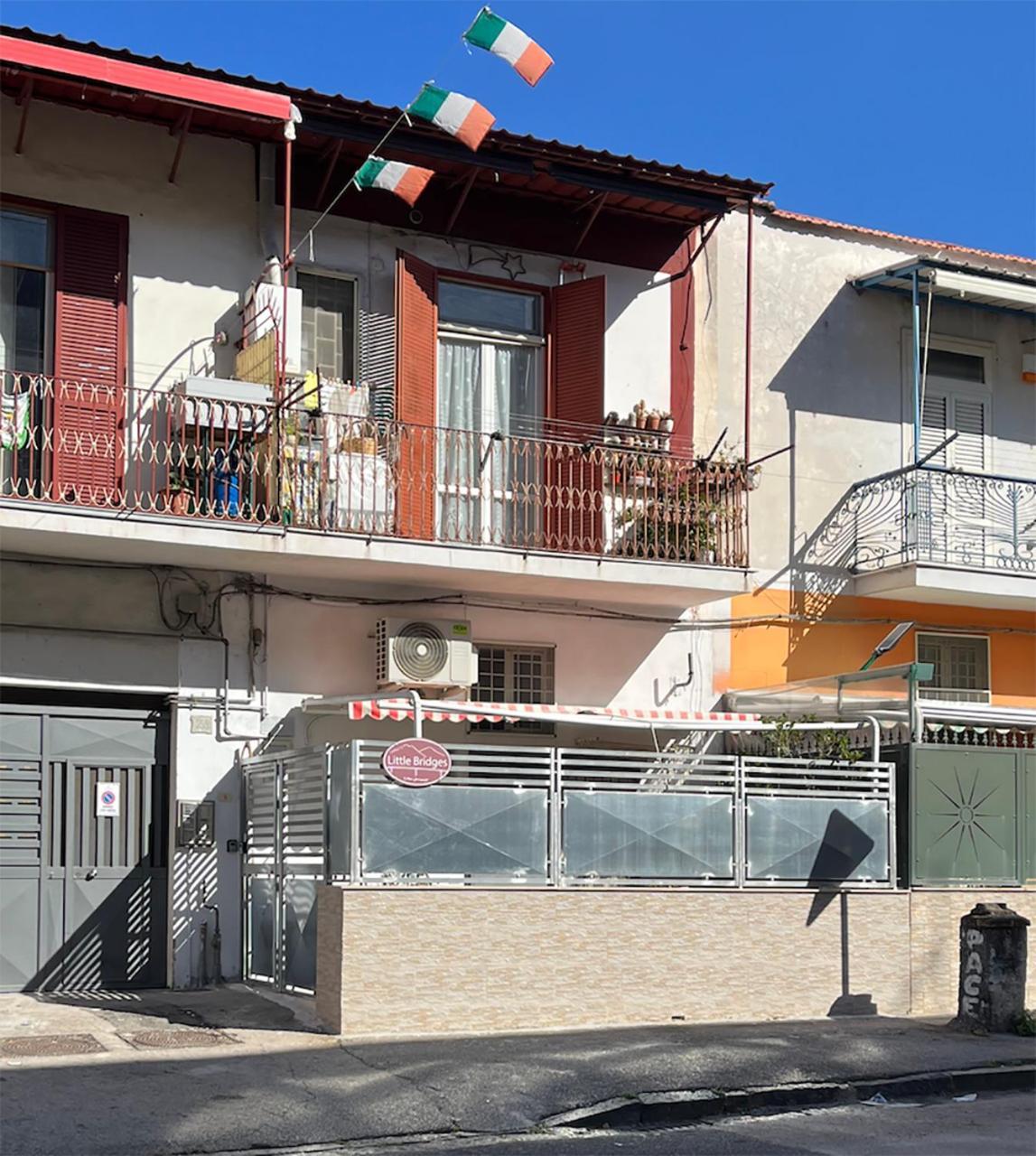 Napoli'S Little Bridges Guest House Bagian luar foto